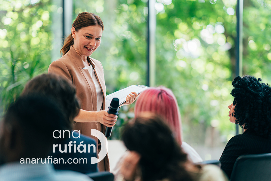  ¡Adiós, pánico escénico! Mis 3 trucos infalibles para salir al escenario (sin morir en el intento)